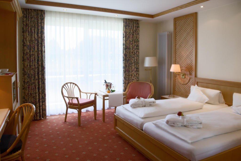 Thermenhotel Quellenhof Bad Fussing Room photo