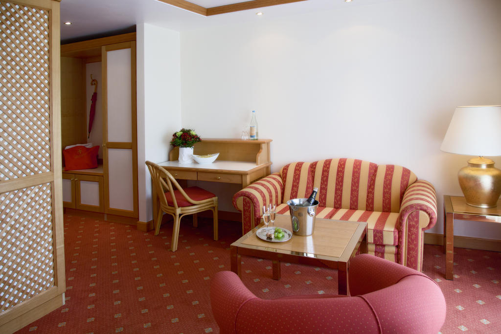 Thermenhotel Quellenhof Bad Fussing Room photo